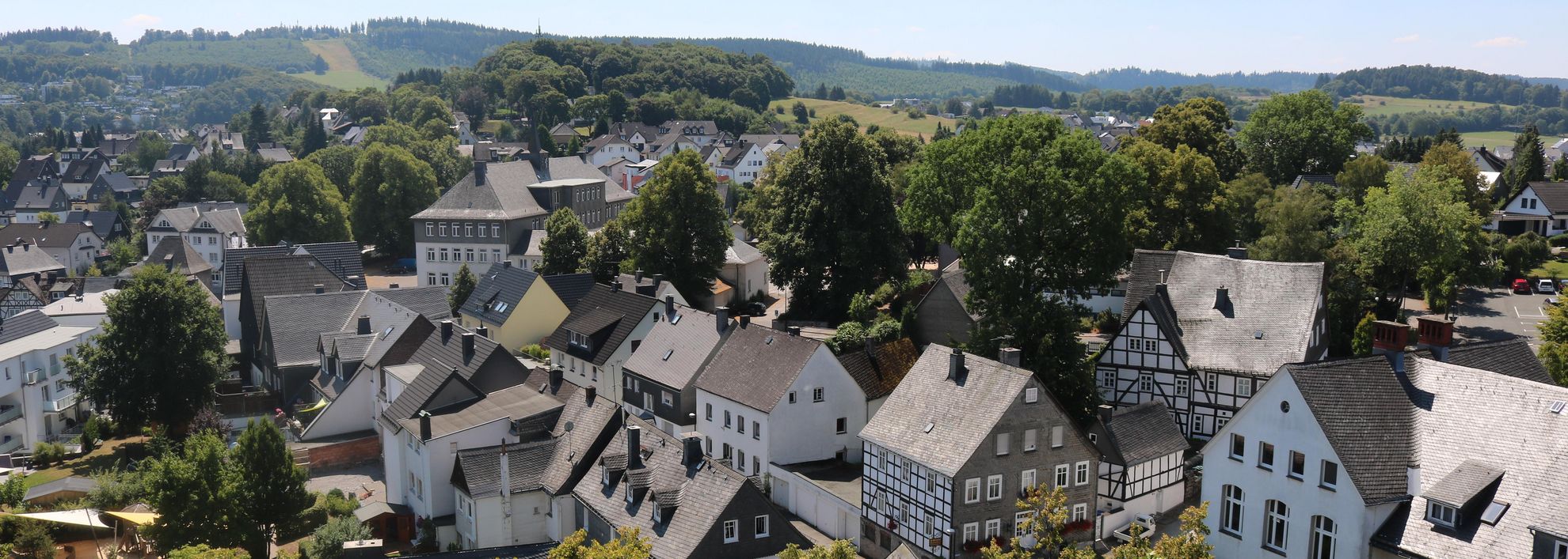 Blick über Brilons Stadt Richtung Kalvarienberg